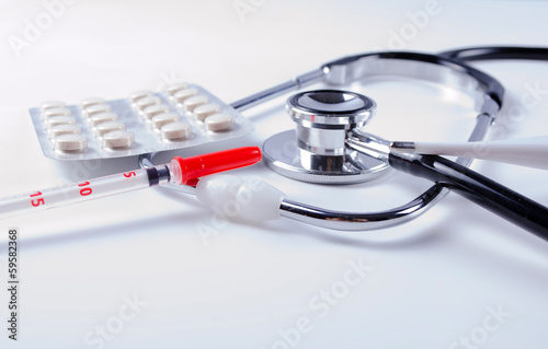 Stethoskop mit Spritze und Tabletten