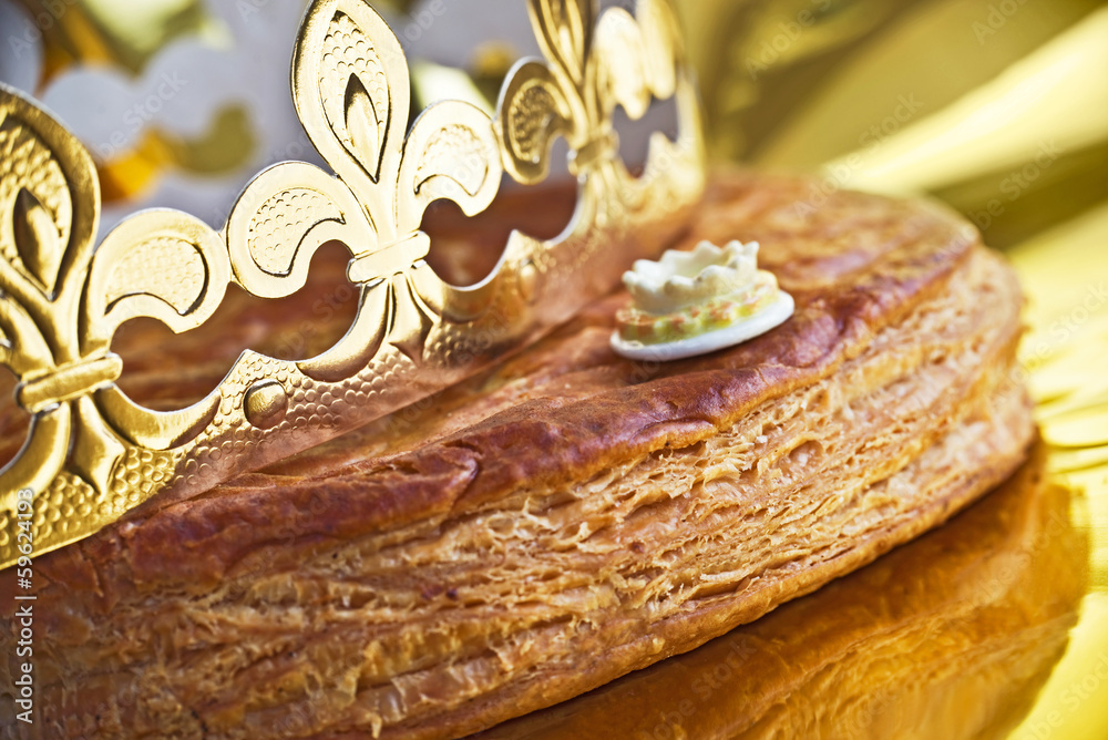 Dégustation de la galette des rois en France en janvier, épiphanie 2024,  couronne et fève, fond festif doré Photos