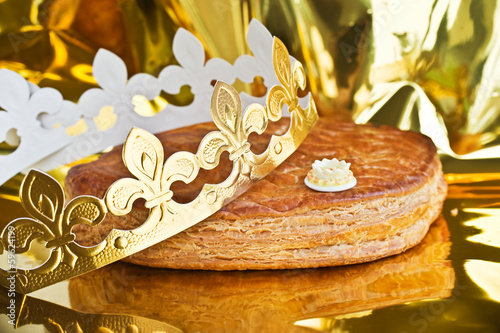 Traditionnelle Galette Des Rois Pour La Fete De L Epiphanie En Janvier 21 En France Couronne Doree Et Feve Stock Photo Adobe Stock
