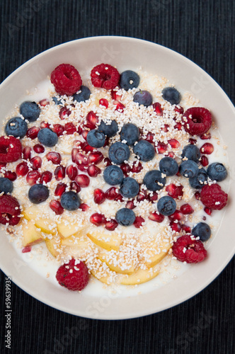 Obraz na płótnie Joghurt mit Beeren und Amaranth