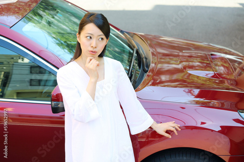 Naklejka 車の前で悩む女性