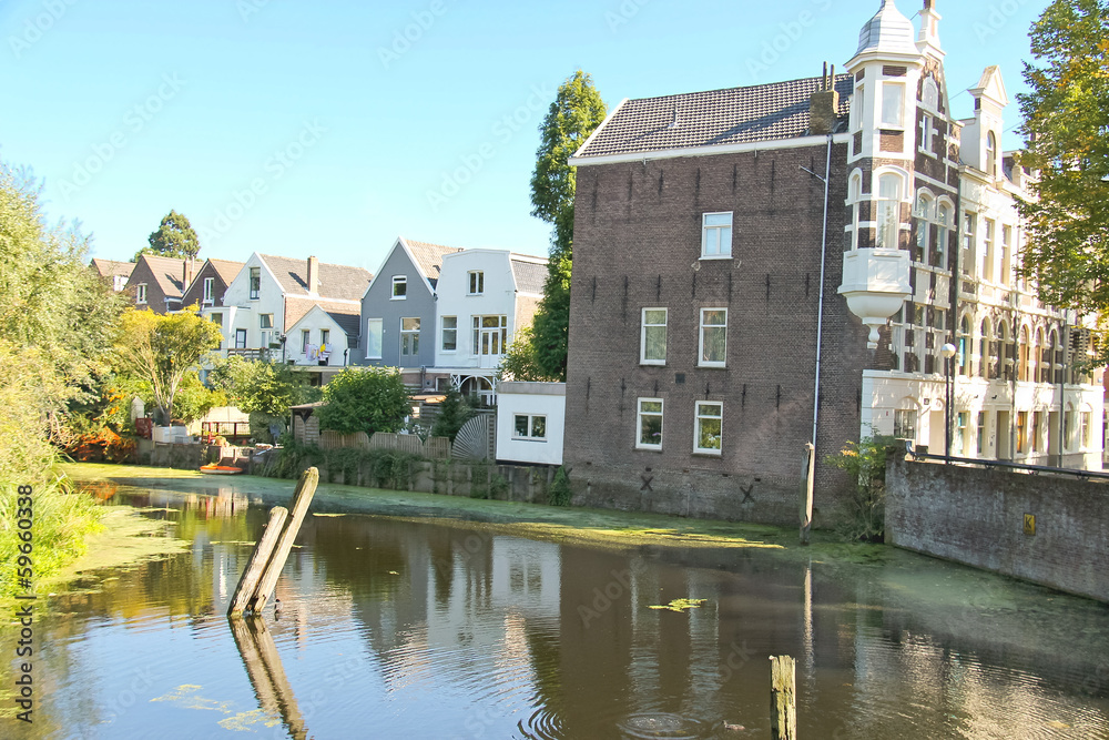 Obraz premium Domy nad rzeką w Dordrecht w Holandii