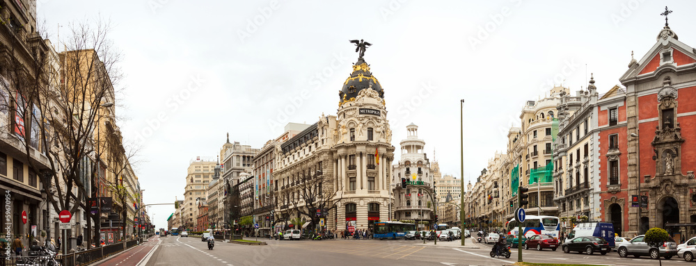 Naklejka premium Panorama przekraczania Calle de Alcala i Gran Via w Madrycie