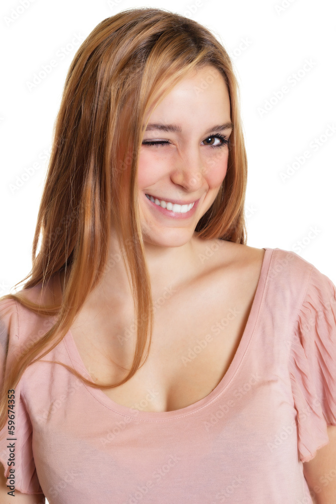 Frau mit langen blonden Haaren zwinkert zur Kamera