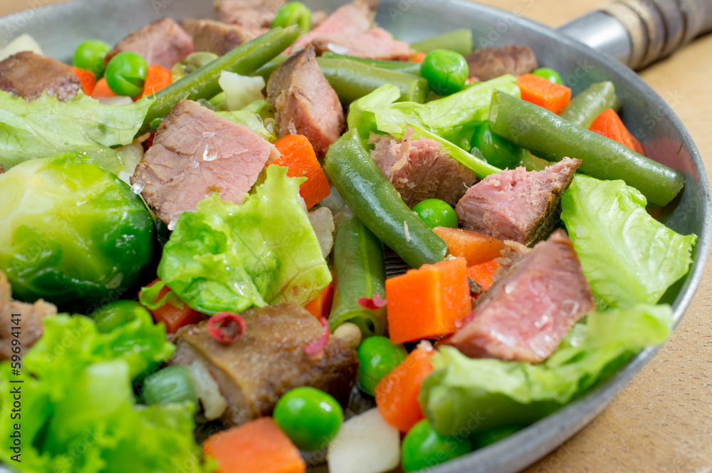 Beef fried with vegetables