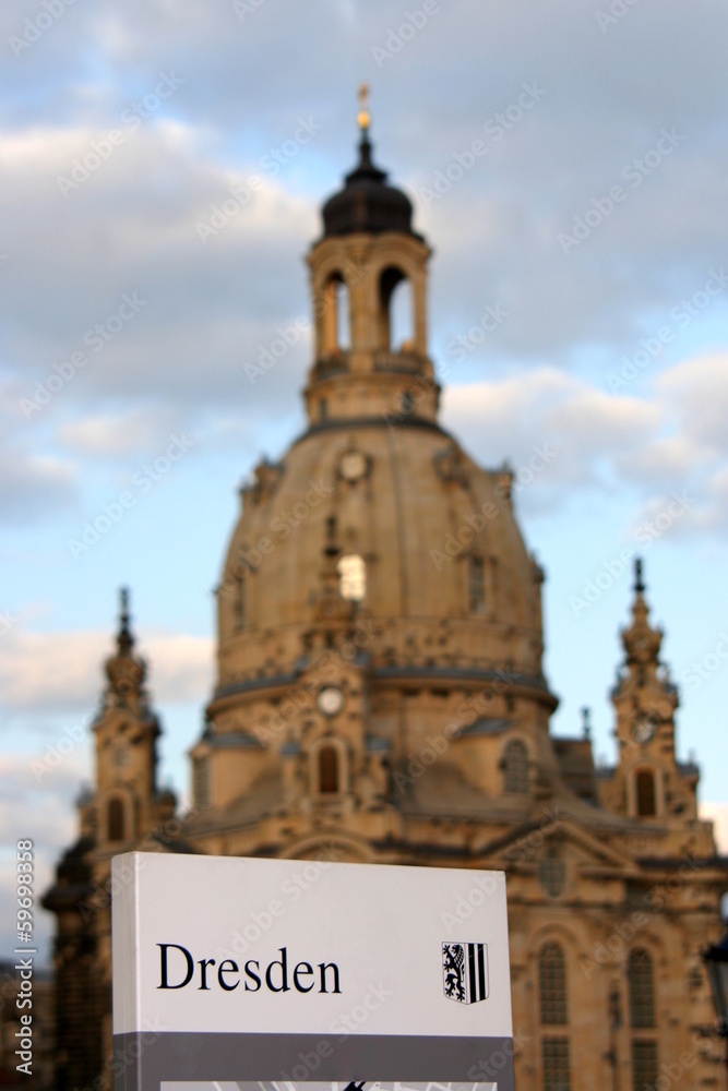 Obraz premium Frauenkirche in Dresden mit Schild