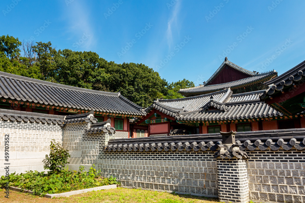 Naklejka premium Traditional korean architecture with castle wall