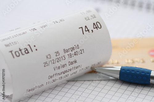 Kassenbon mit Stift und Kreditkarte photo