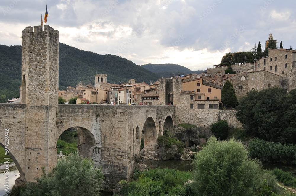 Puente románico en Besalú, Girona, Cataluña (España)