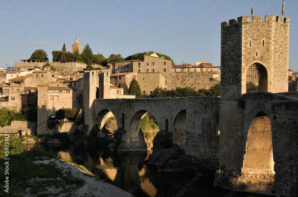 Puente románico en Besalú, Girona, Cataluña (España)