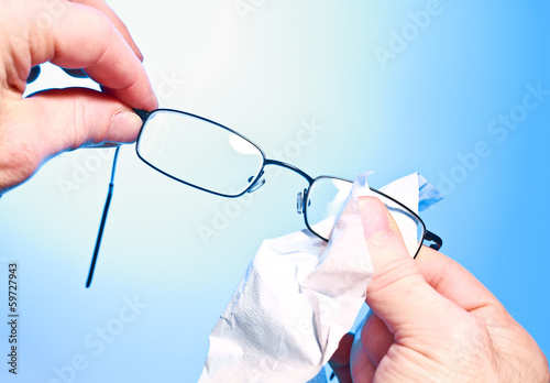 Nettoyer ses verres de lunettes photo