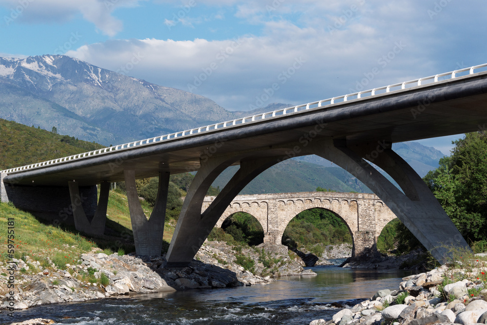 pont génois et pont moderne en Corse