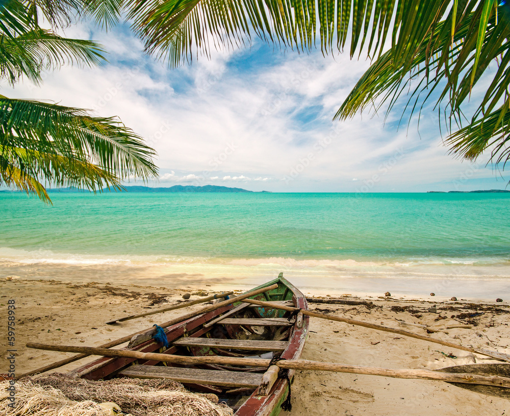 Auszeit: Karibischer Strand mit altem Fischerboot