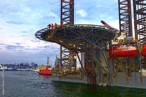 Obraz na płótnie Helicopter landing pad on Oil Rig. w salonie