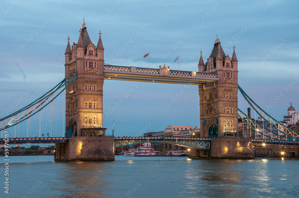 Obraz premium Tower Bridge at dusk