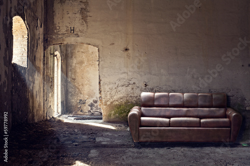 divano in pelle dentro vecchio edificio photo