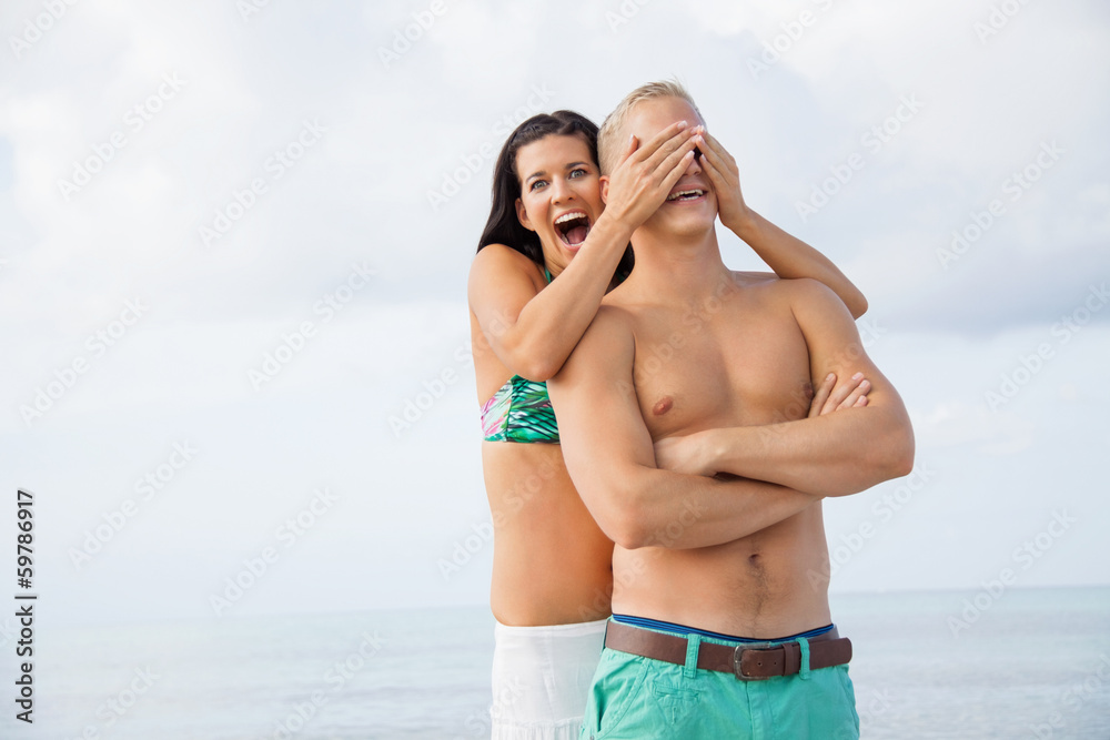 junges glückliches verliebtes paar  am strand