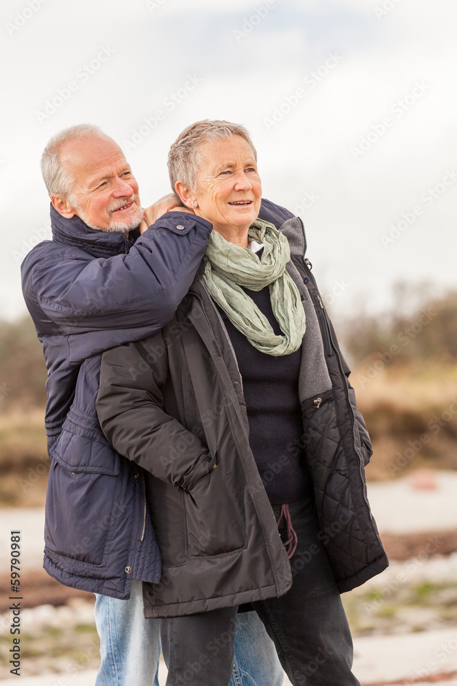 älteres senioren paar gesund und glücklich an der ostsee