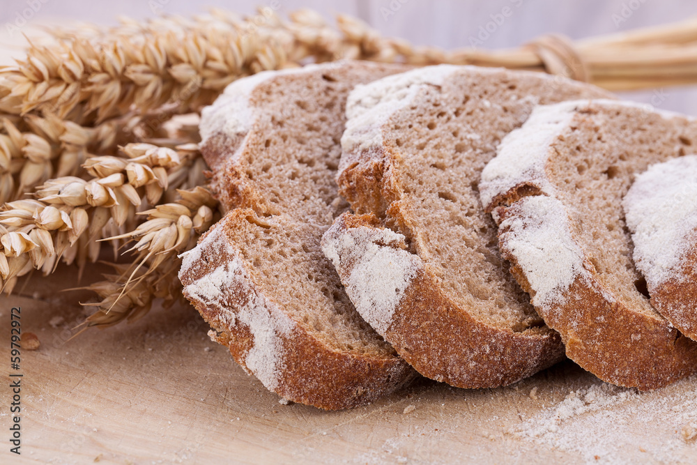 frisches hausgemachtes brot mit getreide auf holzbrett frisches hausgemachtes brot mit getreide auf holzbrett