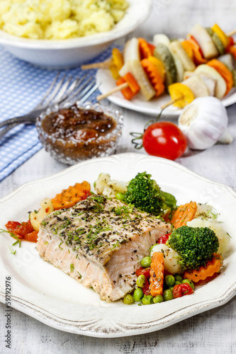 Salmon with herbs and vegetables