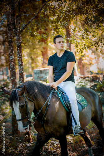 Homem jovem passeando a cavalo © Helder Sousa