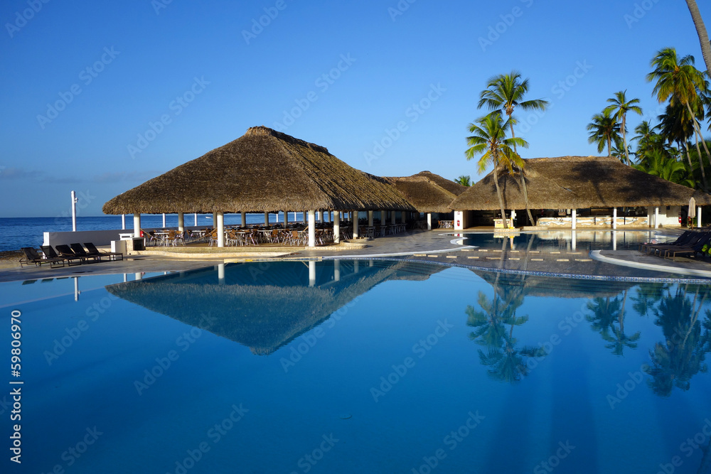 Piscine,transats et paillote en bord de Mer des Caraïbes