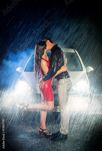 Casal apaixonado beijando-se na chuva photo