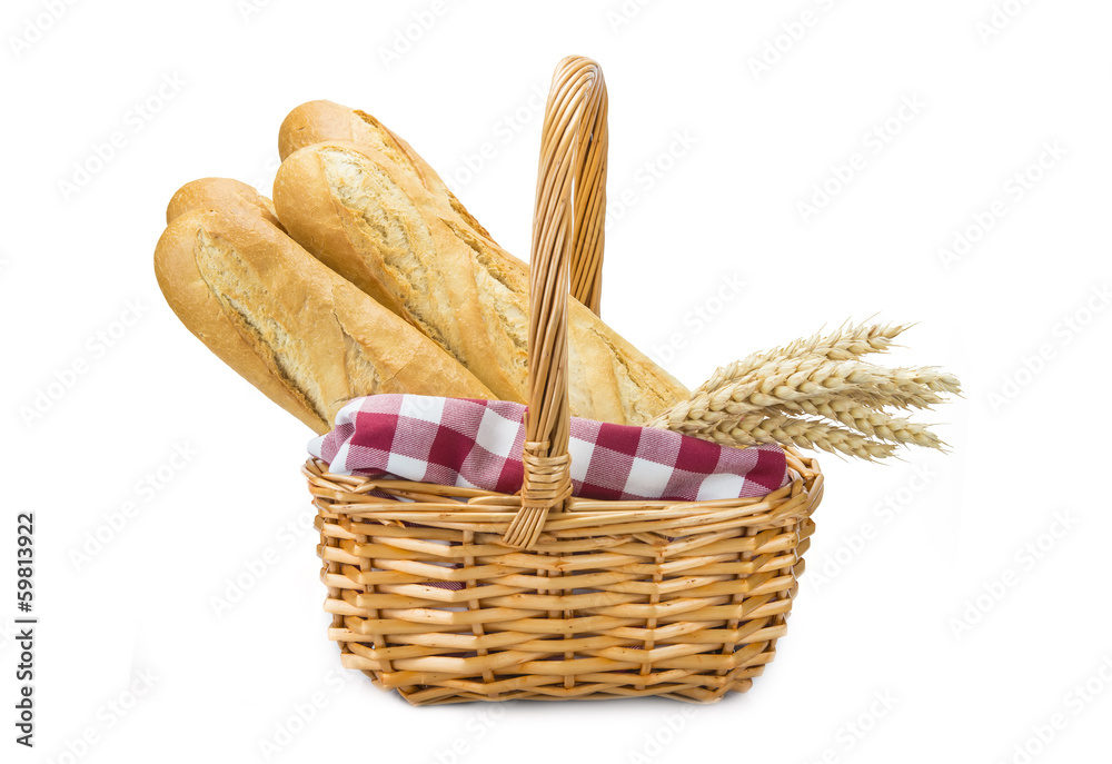 Cesta con baguettes de pan aislada sobre fondo blanco