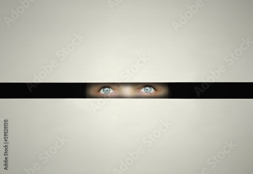 Canvas Print Watching throw a slit
