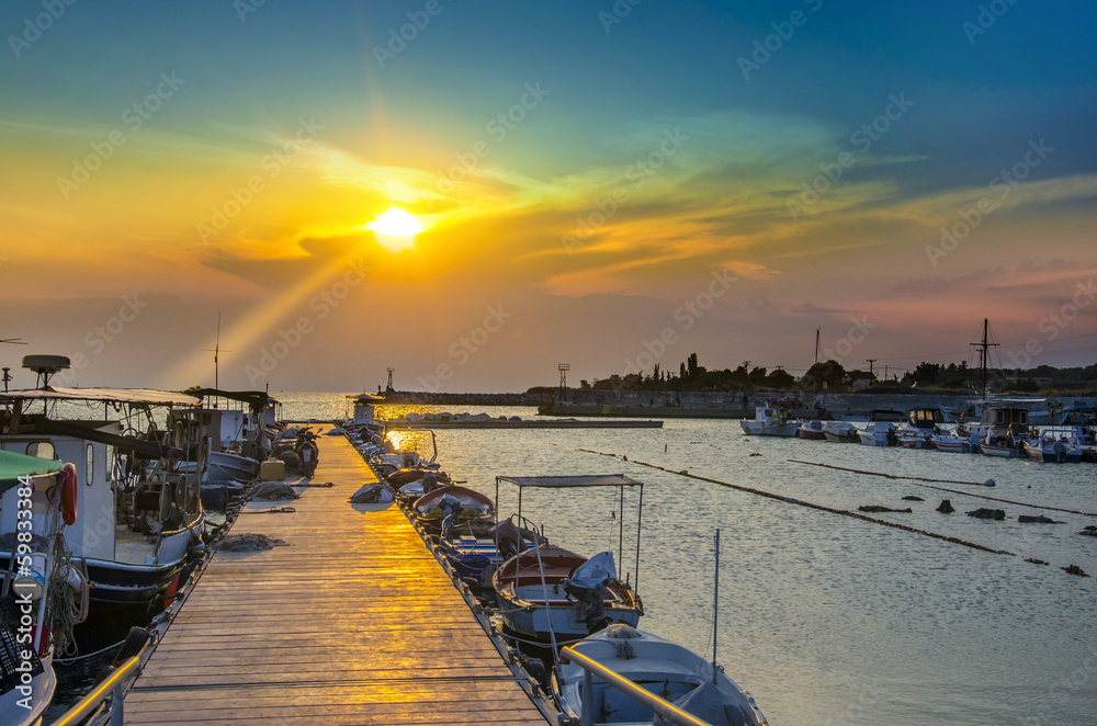 Obraz premium Colorful sunset sky shine over harbor boardwalk and boats