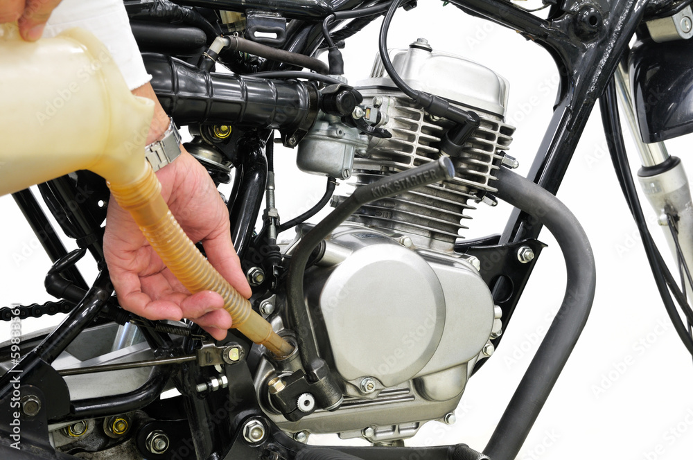 Obraz premium バイクのオイル交換