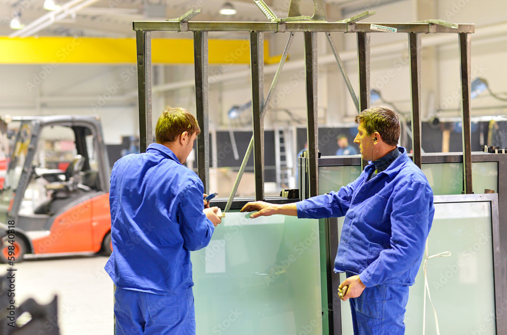 Monteure in Fabrikhalle // Technicians in factory