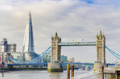 Plakat The Shard and Tower Bridge na Tamizie w Londynie
