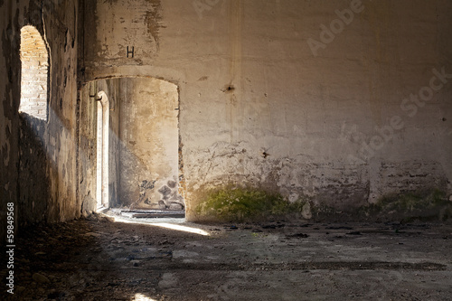 Foto vecchia stanza illuminata da finestre