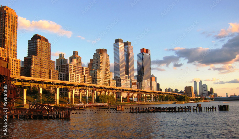 Fototapeta premium Highrise buildings under the sky by Hudson River