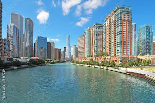 Skyline of Chicago, Illinois along the Chicago River © sbgoodwin