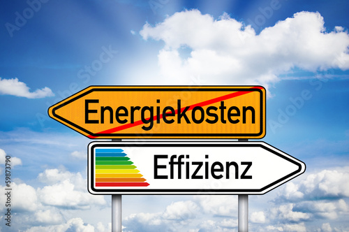 Wegweiser mit Energiekosen und Effizienz photo