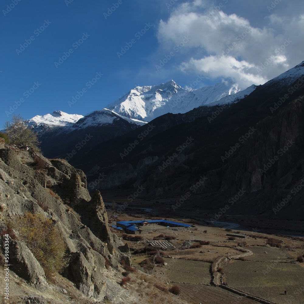 Obraz premium Evening scene in Manang, fields, school and Annapurna 2