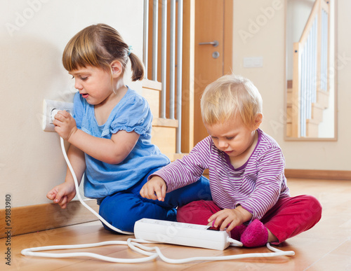 Foto Two children playing with electricity
