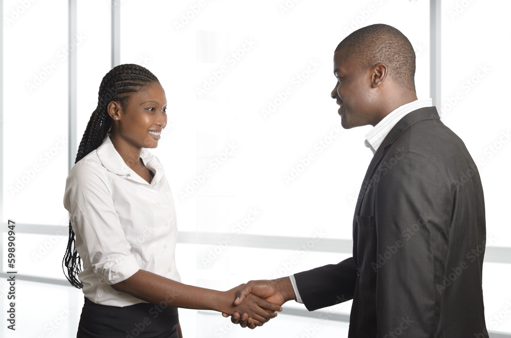 Afrikanische Geschäftspartner geben sich die Hand Afrikanische Geschäftspartner geben sich die Hand