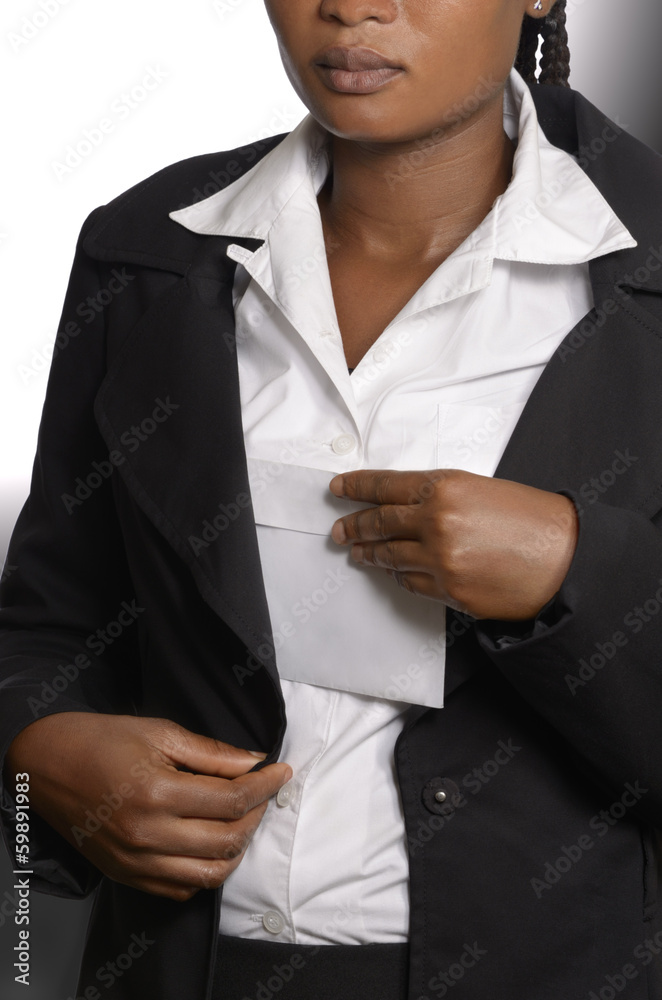Afrikanische Frau steckt Bestechungsgeld in die Jacke