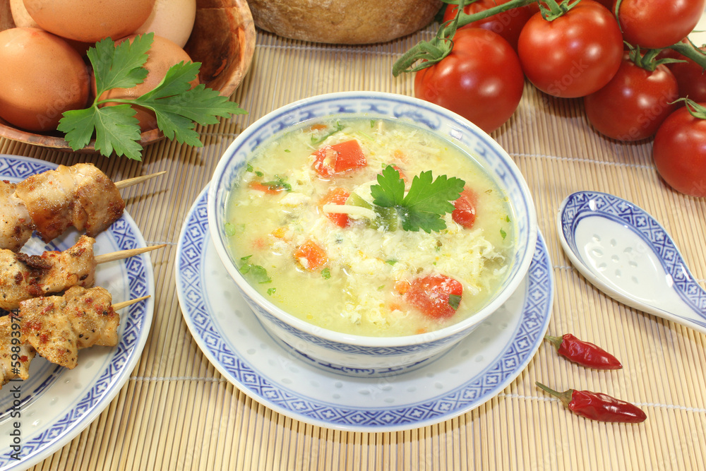 asiatische Hühnersuppe mit Ei