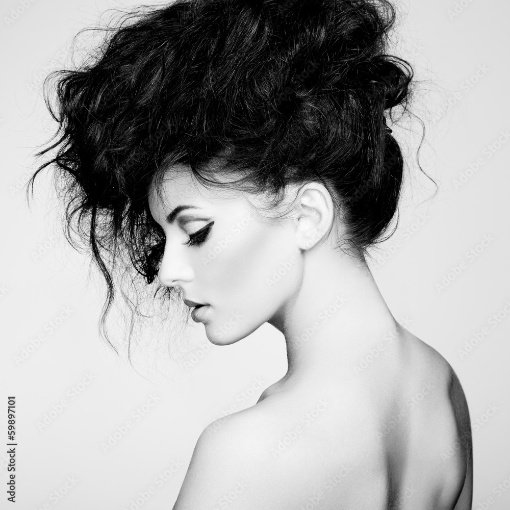 Fototapeta premium Czarno-białe zdjęcie pięknej kobiety z wspaniałe włosy