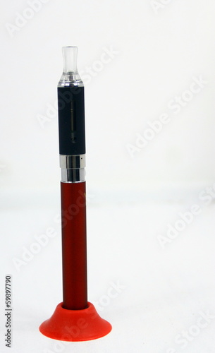 Fotografie cigarette électronique rouge sur son socle