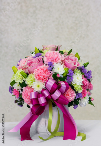 Fototapeta Naklejka Na Ścianę i Meble -  Flower bouquet in white ceramic pot