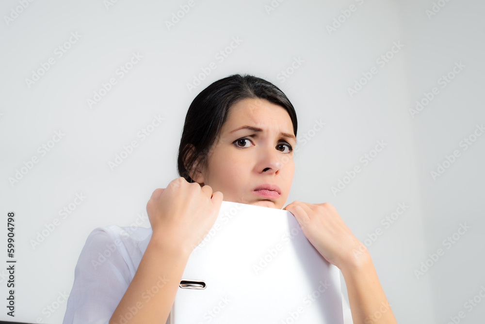 Geschäftsfrau mit einem unmotivierten Gesichtsausdruck