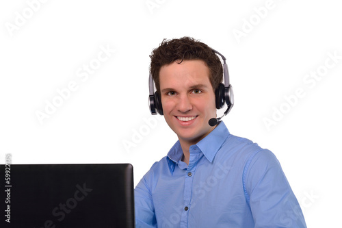 Junger Mann mit Headset im Callcenter oder im Webmeeting