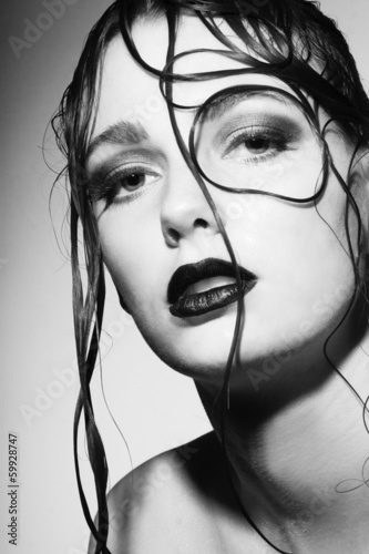 Fototapeta Piękna młoda kobieta z mokrych włosów