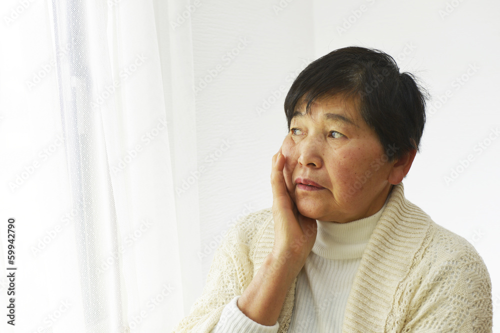 心配事がある女性 心配事がある女性