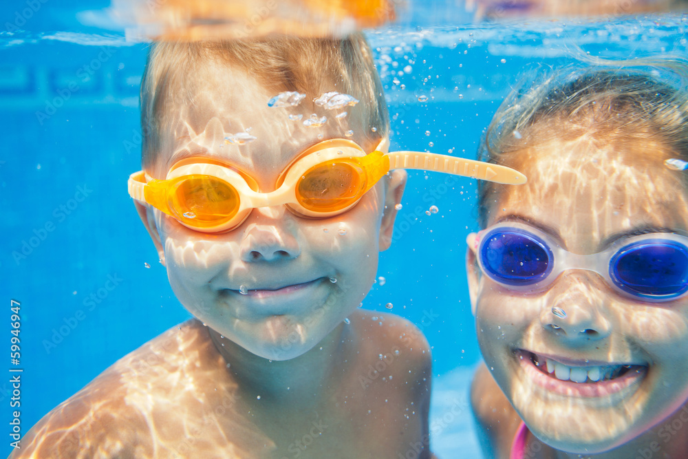 Naklejka premium Underwater portrait kids